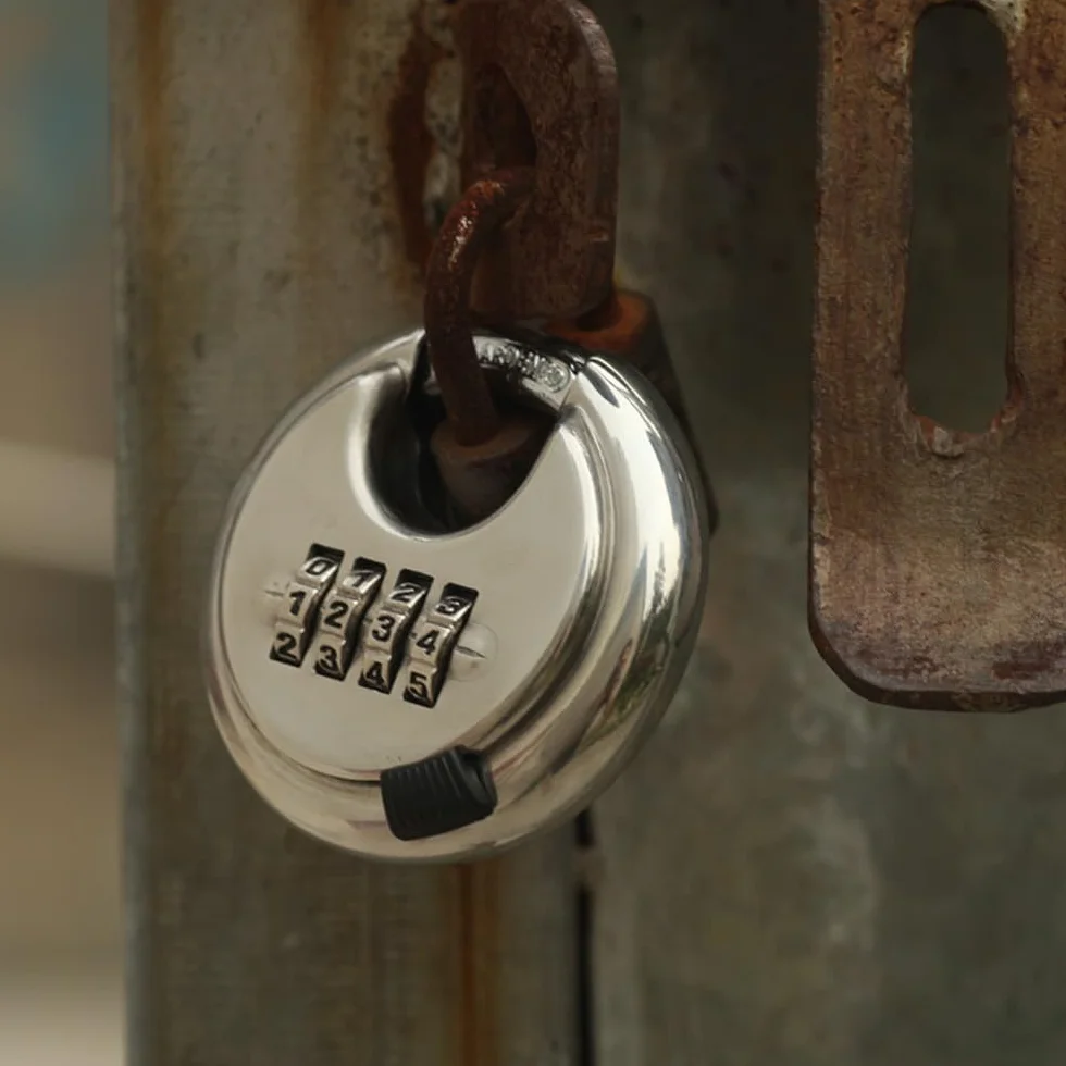 DIGIFLEX Lucchetto a Disco Combinato per Carichi Pesanti – Sicurezza a 4 Cifre per la Tua Proprietà – Struttura in Acciaio Inossidabile Rinforzato